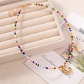 Collana di perline colorate fatta a mano con ciondolo a forma di lettera C dorata - Lettera C