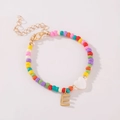 Regenboog kralenarmband met schelpen hartje en gouden letter E bedeltje - Letter E Stijl (B2504240890)