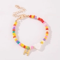 Kleurrijke kralenarmband met hartje en letter H hanger van levendige harskralen - Letter H Stijl (B2504240890)