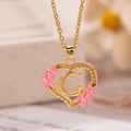 Collana a cuore dorata con fiore in smalto rosa e pendente lettera G da donna - Lettera G / Oro