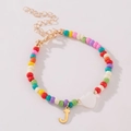 Kleurrijke kralenarmband met wit hart en gouden metalen hanger met de letter J - Letter J Stijl (B2504240890)