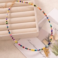 Collana artigianale di perline colorate con ciondolo a lettera F dorata e chiusura regolabile - Lettera F