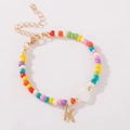 Kleurrijke kralenarmband met wit hart en gouden letter K hanger detail - Letter K Stijl (B2504240890)