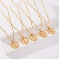 Collana a cuore dorata con fiori e lettere R L A W K su espositore bianco moderno - Oro - Lettera A