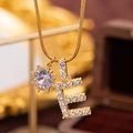 Luxuriöse Goldkette mit Zirkonia-Buchstabe E und Sonnenanhänger an einer Schlangenkette - Buchstabe E