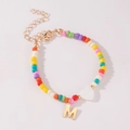 Kleurrijke kralenarmband met gouden letter M hanger en wit hartje sieraad - Letter M Stijl (B2504240890)