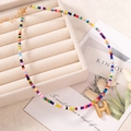Collana bohémien fatta a mano con perline colorate e ciondolo a lettera H dorata - Lettera H