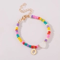 Kleurrijke kralenarmband met witte hartkraal en gouden hanger met de letter O - Letter O Stijl (B2504240890)
