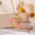 Collana a cuore dorata con lettera S e fiori smaltati rosa su catena sottile a maglie - Lettera S / Oro