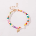 Kleurrijke kralenarmband met een witte hartkraal en een gouden letter P bedel hanger - Letter P Stijl (B2504240890)