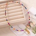 Collana di perline fatta a mano colorata con un ciondolo a lettera J dorata - Lettera J
