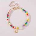 Kleurrijke boho-kralenarmband met witte hartvormige schelp en gouden letter Q hanger - Letter Q Stijl (B2504240890)