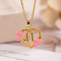 Collana a cuore dorata con lettera H e fiori in smalto rosa dal design elegante - Lettera H / Oro