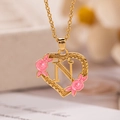 Collana a cuore dorata con fiore in smalto rosa e ciondolo lettera N - Lettera N / Oro