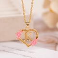 Collana a cuore dorata con lettera K e fiori in smalto rosa su catena a maglie - Lettera K / Oro