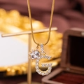 Luxuriöse goldene Halskette mit G-Buchstaben-Anhänger und Zirkonia-Steinen an einer Schlangenkette - Buchstabe G
