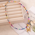 Collana boho con perline colorate e un ciondolo a bolla con lettera N color oro - Lettera N