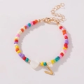 Kleurrijke handgemaakte kralenarmband met een wit hartje en een gouden letter V hanger - Letter V Stijl (B2504240890)