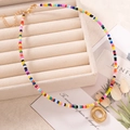 Collana boho fatta a mano con perline colorate e ciondolo a lettera O dorata - Lettera O