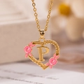 Collana a cuore dorata con lettera P e fiori in smalto rosa su catena a O - Lettera P / Oro