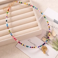 Collana di perle arcobaleno fatta a mano con ciondolo lettera P dorata e catena - Lettera P