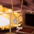 Goldene Schlangenkette mit Zirkonia-Buchstabe L und Sonnenblumen-Anhängern - L