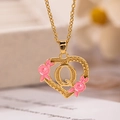 Collana a cuore dorata con ciondolo lettera Q e dettagli floreali in smalto rosa - Lettera Q / Oro