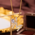 Luxuriöse Goldkette mit Zirkonia-besetztem Buchstaben M und Sonnenanhänger an Schlangenkette - M