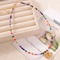 Collana bohémien di perline colorate con chiusura a moschettone dorata e ciondolo - Lettera Q