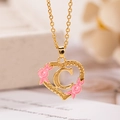 Collana a cuore dorata con fiori in smalto rosa e ciondolo lettera C su catena - Lettera C / Oro