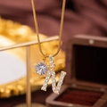 Goldene Halskette mit Buchstabe N Anhänger und Zirkonia an einer Schlangenkette - Buchstabe N