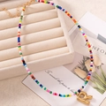 Collana boho con perline colorate, ciondolo a lettera R dorata e catenina regolabile - Lettera R