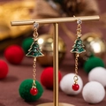 Orecchini ad albero di Natale con smalto verde e perle rosse su supporto festivo - Albero di Natale con Catena di Strass