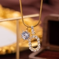Goldene Schlangenkette mit Zirkonia-Sonnenblumen-Anhänger und Iced-Out-Buchstaben O - Buchstabe O