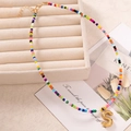 Collana bohémien fatta a mano con perline colorate e ciondolo a lettera S dorata - Lettera S