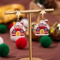 Dettaglio degli orecchini festivi in smalto a forma di casa con la scritta Xmas - Casa di Natale Stella