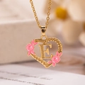 Collana a cuore dorata con fiori in smalto rosa e ciondolo con lettera E opaca - Lettera E / Oro