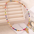 Collana di perline colorate fatta a mano con ciondolo lettera T dorata e chiusura a moschettone - Lettera T