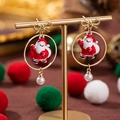 Orecchini Babbo Natale con fiocco dorato, smalto rosso e gocce di perle bianche - Babbo Natale con regali in cerchio con fiocco