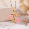 Collana a cuore dorata con rose in smalto rosa e ciondolo con lettera V - Lettera V / Oro