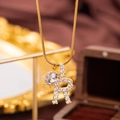 Goldene Schlangenkette mit rundem Zirkon-Anhänger und einem funkelnden Buchstaben R - Buchstabe R