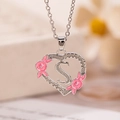 Collana a cuore argento con fiori in smalto rosa e dettaglio della lettera S - Lettera S / Argento