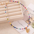 Collana artigianale di perline colorate con pendente lettera V dorata e catena regolabile - Lettera V