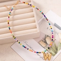 Collana artigianale di perline colorate con pendente lettera W dorata in stile boho - Lettera W