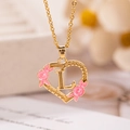Collana con ciondolo a cuore dorato, fiore in smalto rosa e lettera L - Lettera L / Oro