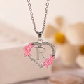 Collana a cuore delicata con dettagli floreali rosa e ciondolo lettera R argento - Lettera R / Argento