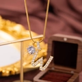 Elegante vergoldete Halskette mit W-förmigem Buchstabenanhänger und Zirkonia-Besatz - Buchstabe W