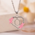 Collana a cuore argento con fiori in smalto rosa e un ciondolo a lettera O traforato - Lettera O / Argento
