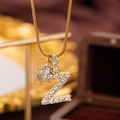 Luxuriöse vergoldete Schlangenkette mit einem Z-Anhänger aus Zirkonsteinen - Buchstabe Z
