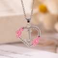 Collana a cuore argento con fiori in smalto rosa e dettaglio della lettera J - Lettera J / Argento
